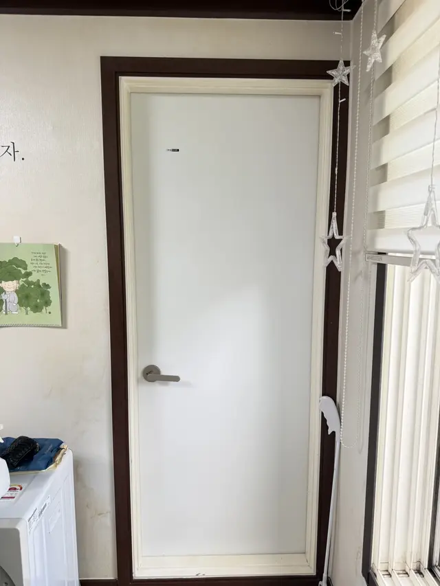 욕실문짝 교체 (흰색 6패널 문) 시공 후