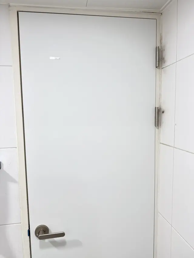 욕실문짝 교체 (흰색 6패널 욕실문) 시공 후
