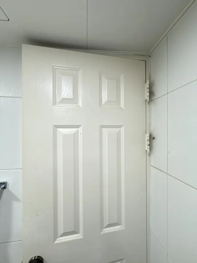 욕실문짝 교체 (흰색 6패널 욕실문) 시공 전