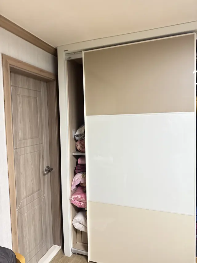 베이지 유리 슬라이딩 붙박이장 문 수리 시공 전