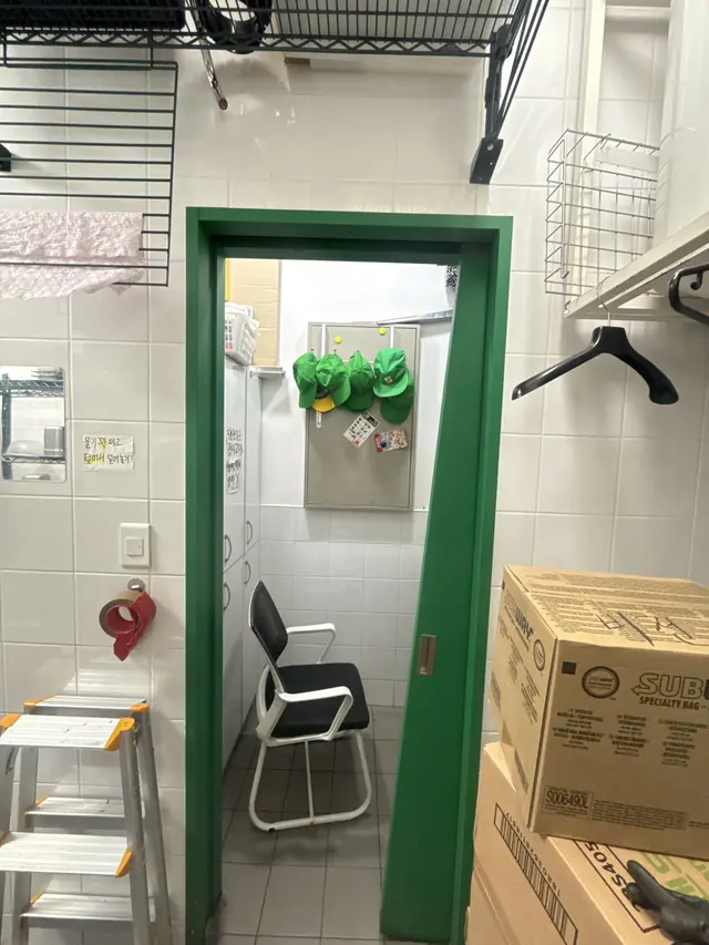 초록색 미닫이 문 수리 (초록색 문) 시공 전
