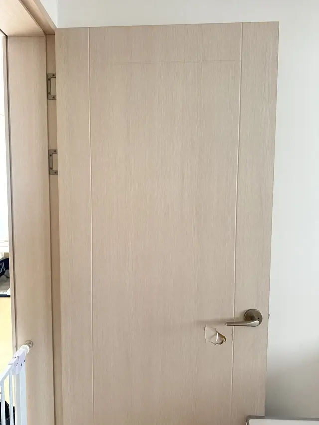 구멍난 방문교체 (우드톤 방문) 시공 전