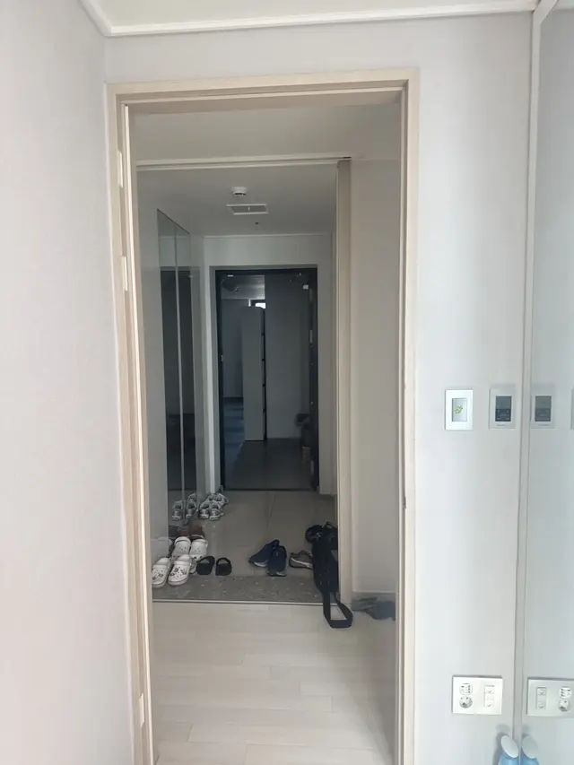 길게 쪼개어져 철거된 방문짝 새 문짝 설치 시공 전