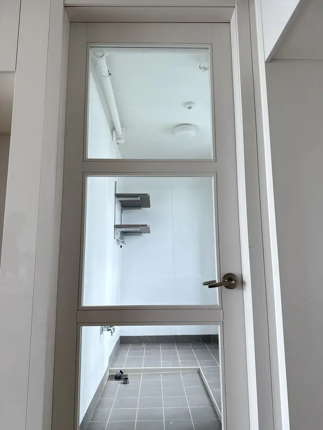 닫히지 않는 베란다 문짝 아랫쪽 컷팅 수리 (유리 패널 문) 시공 후